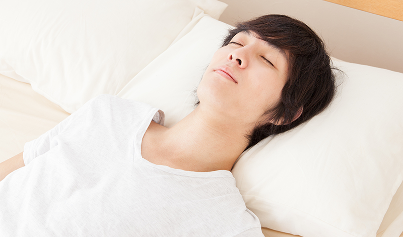 睡眠をとる男性