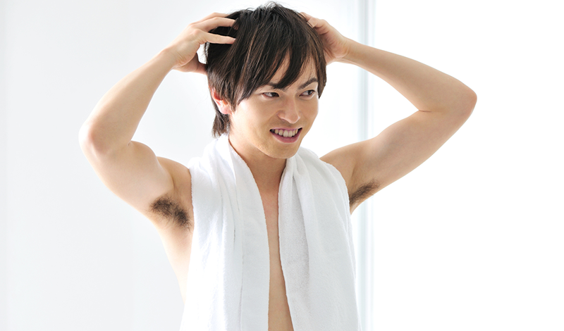 頭皮マッサージする男性