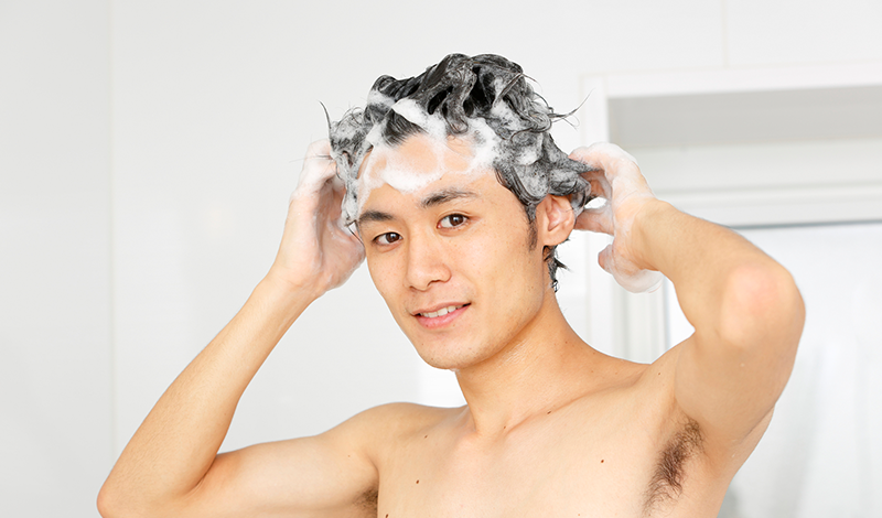 シャンプーする男性