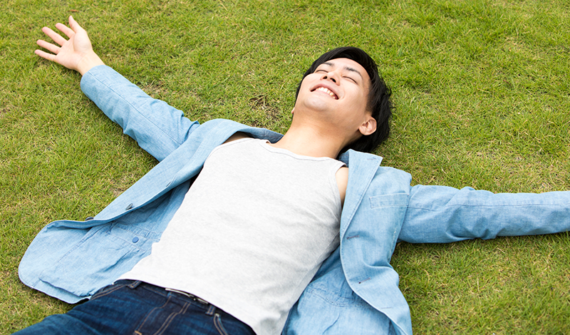 リラックスする男性