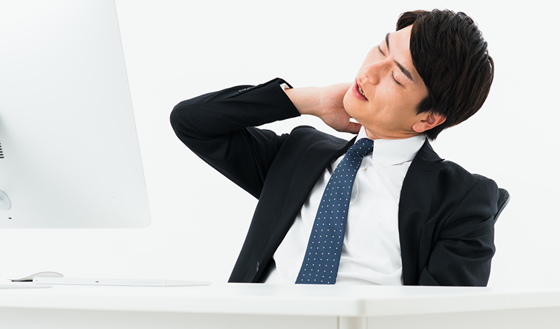 肩こりが気になる男性