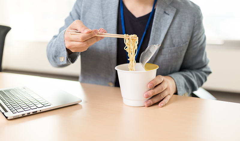 カップラーメンを食べる姿