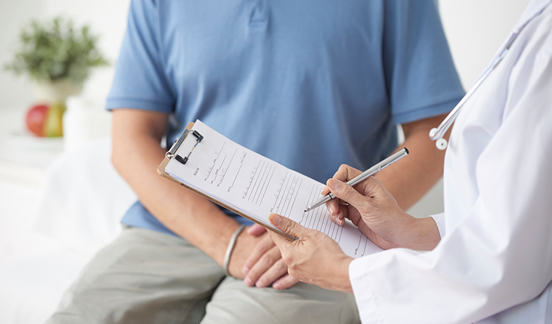 医師の診断を受ける様子