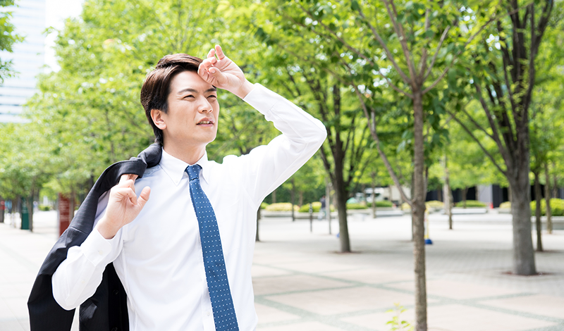 紫外線を浴びる男性