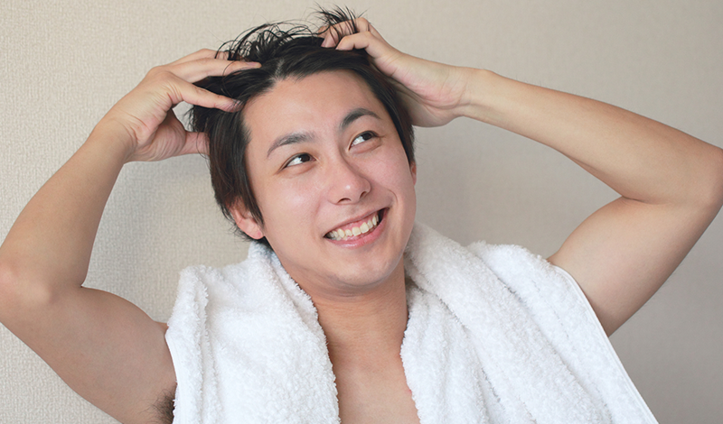 頭皮マッサージする男性