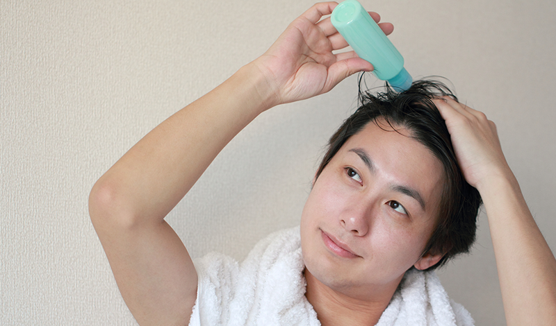 育毛剤を使用する男性