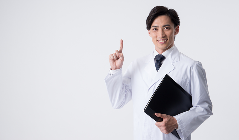 提案する医師風の男性