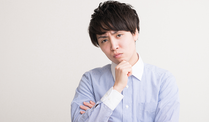 悩む男性