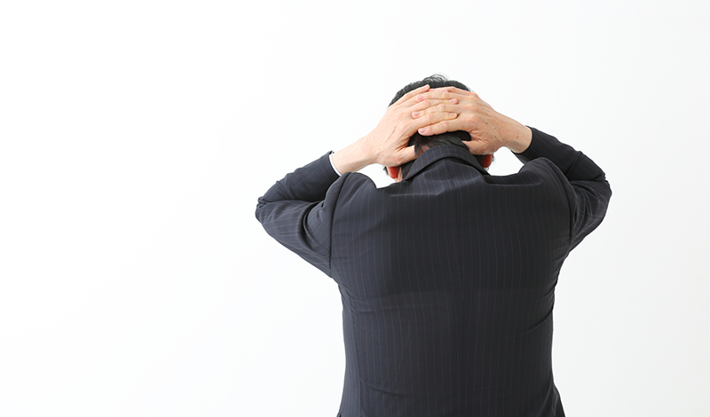 ストレスで頭を抱える男性