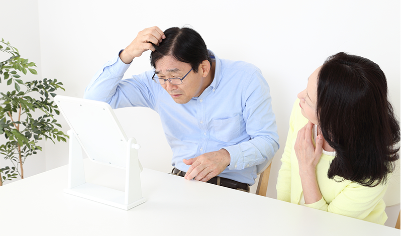 頭髪を気にする男性