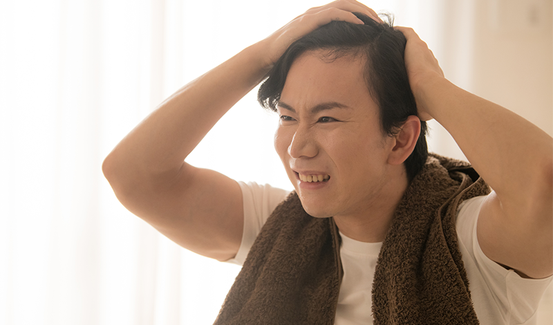 薄毛で焦る男性