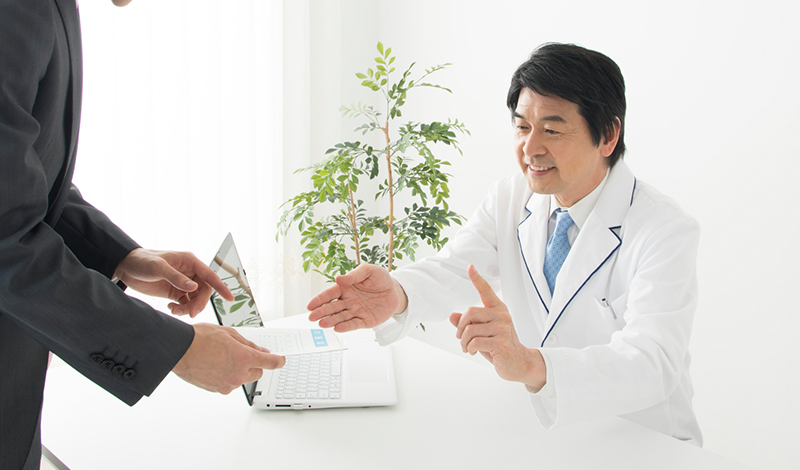 医師に処方箋をもらう様子