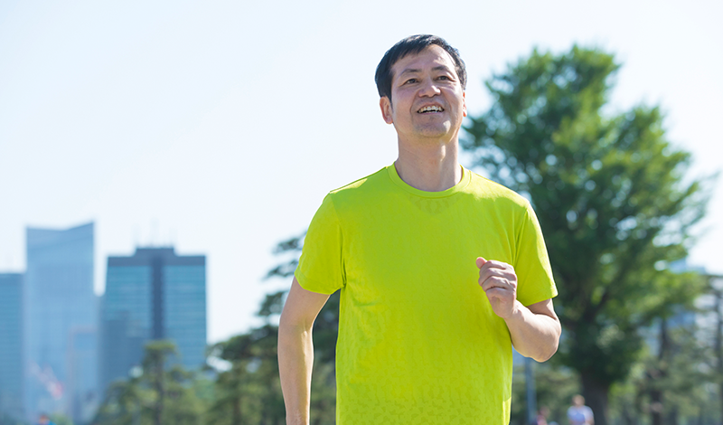 ランニングする男性