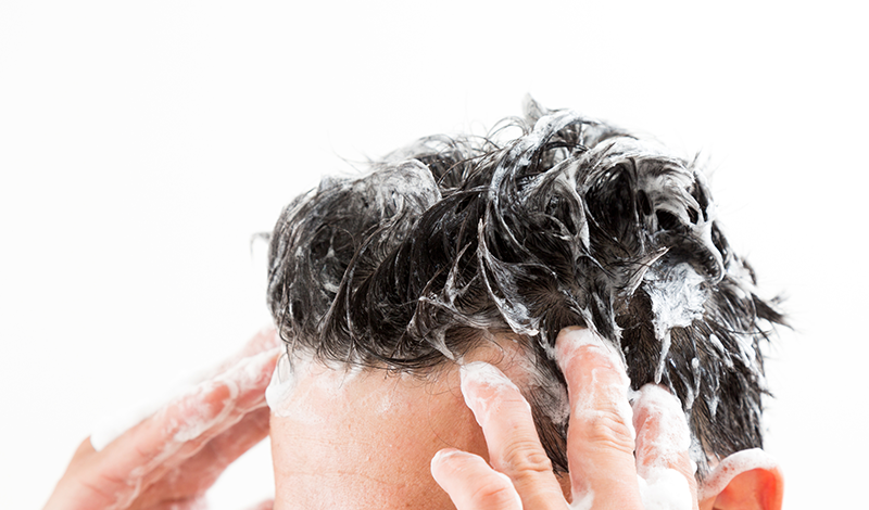 シャンプーする男性