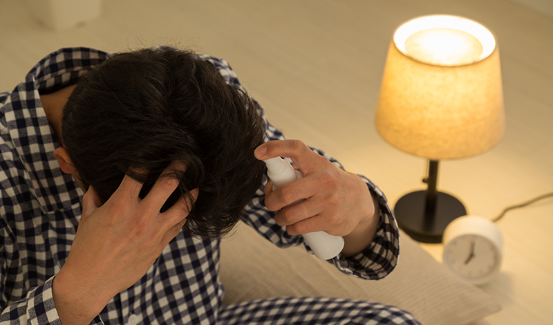 育毛剤を使用する男性