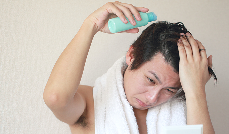 育毛剤を頭にかける