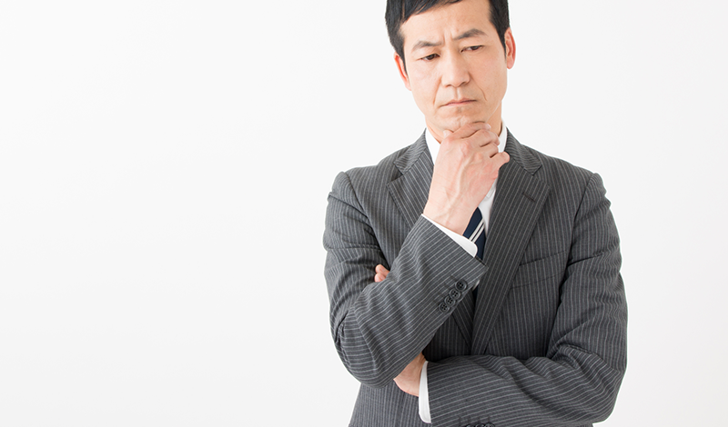 悩む男性