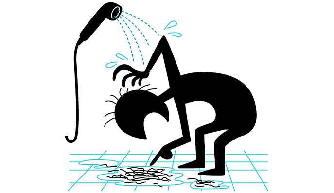 シャワーで髪が抜け、焦る様子