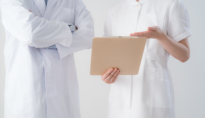 相談する医師と看護師