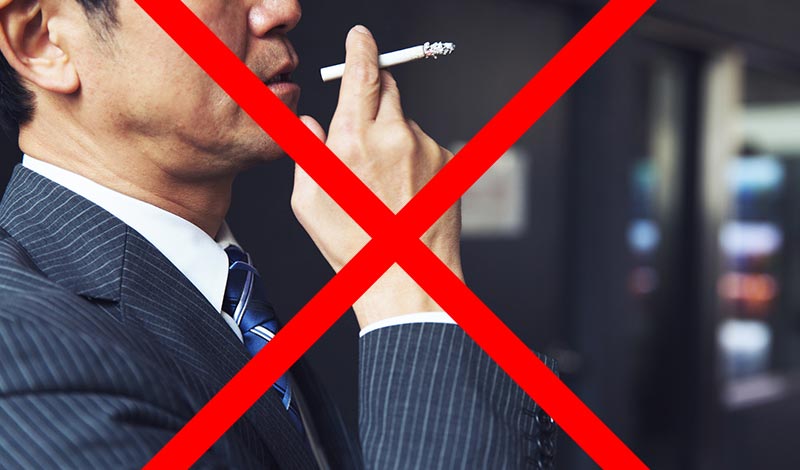 たばこを吸う姿