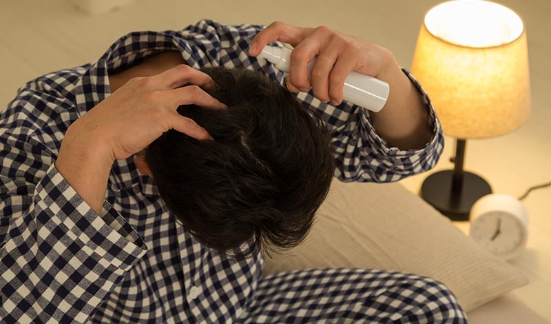 育毛剤をつける