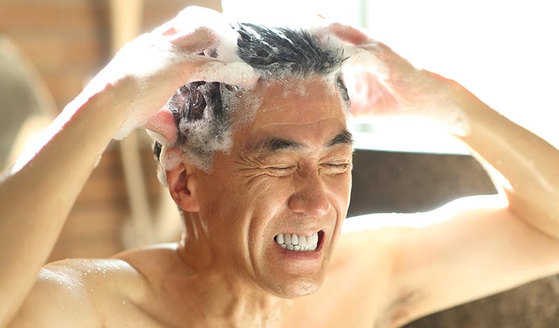 髪を洗いすぎる男性