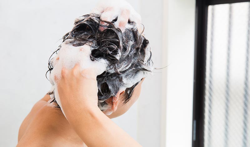 シャンプーする男性