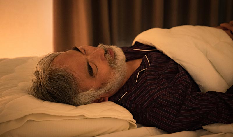寝ている男性