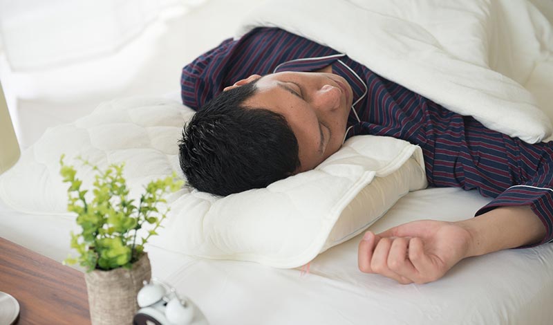 睡眠をとる男性