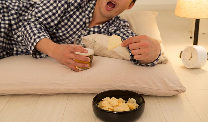 寝ながらお菓子とお酒