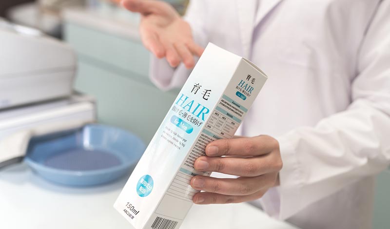 店頭で育毛剤をすすめる