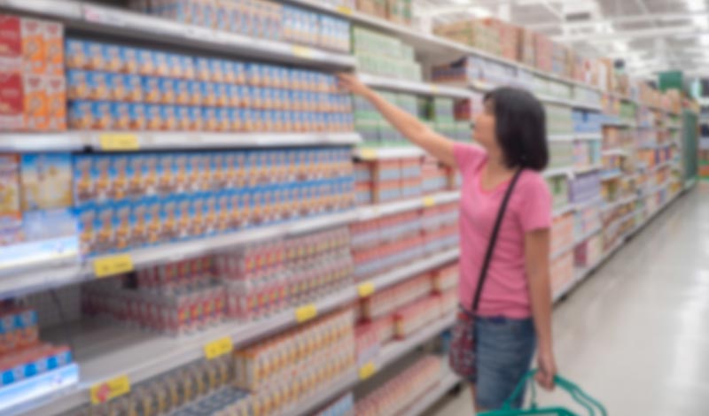 店内でシャンプーを選ぶ