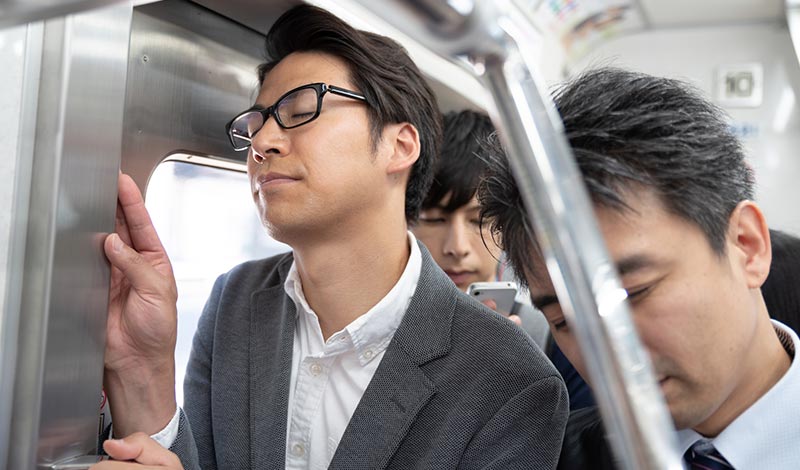 満員電車でストレスを感じるサラリーマン