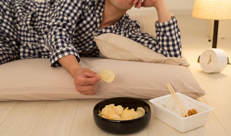 寝ながらポテチをビールを食す