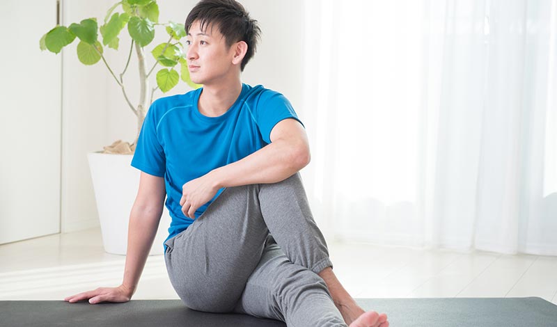 ストレッチする男性