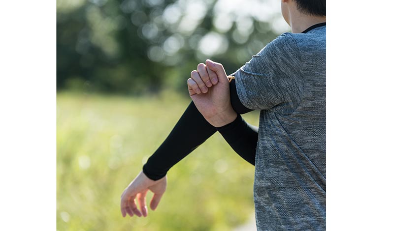 ストレッチする男性