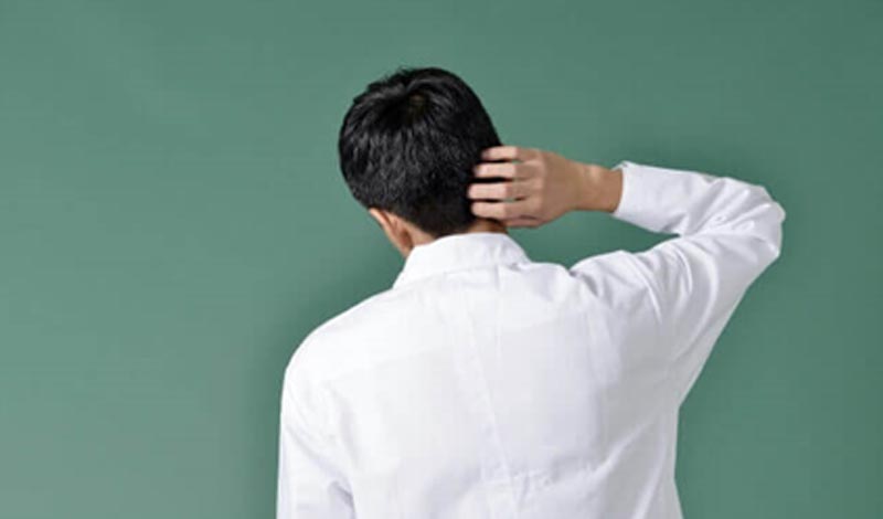 頭皮ニキビを気にする男性