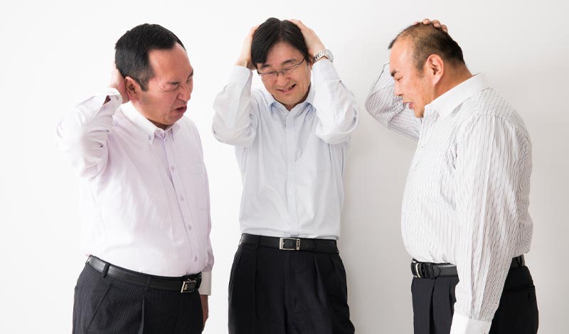 薄毛について語り合う男性たち