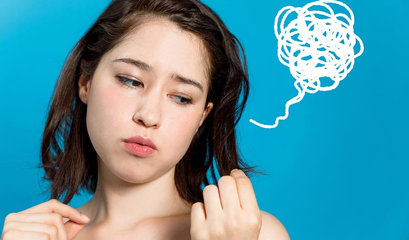 髪に悩んでる女性