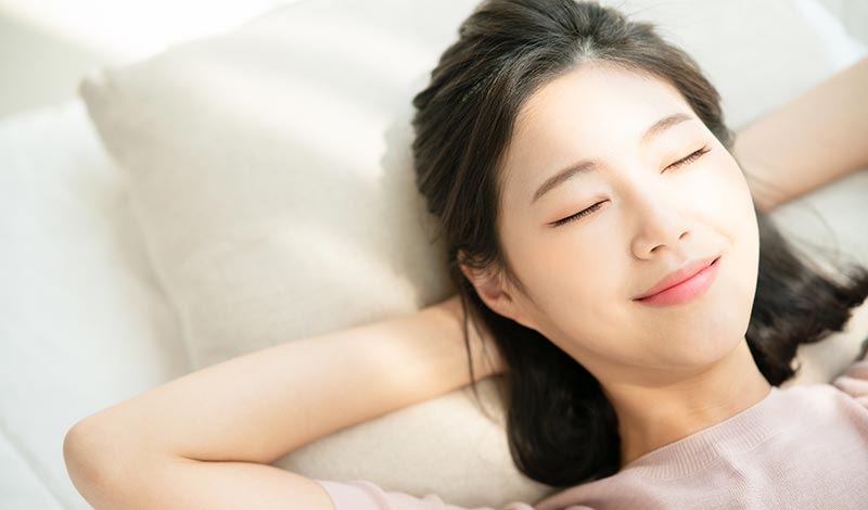 ねそべっている女性