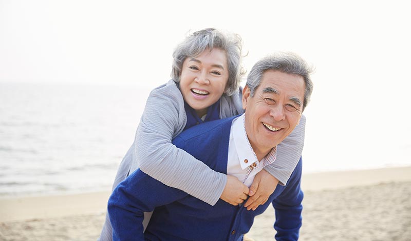 負んぶしている老夫婦