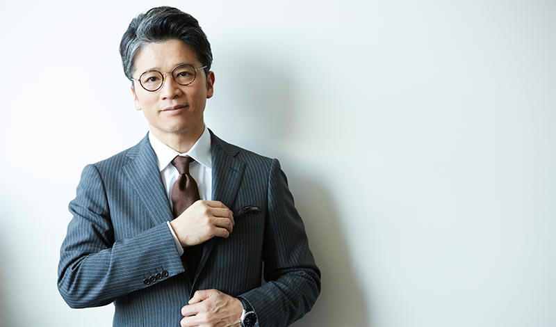 スーツ姿の男性