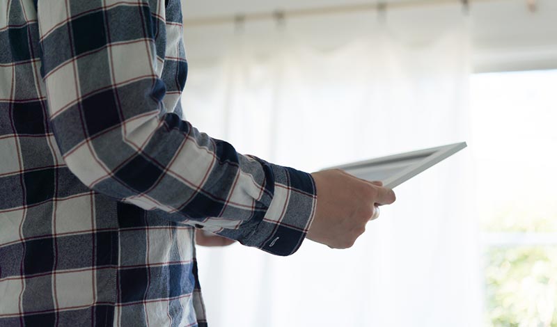 写真を見る男性