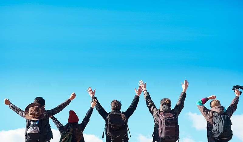 空を見上げる若者