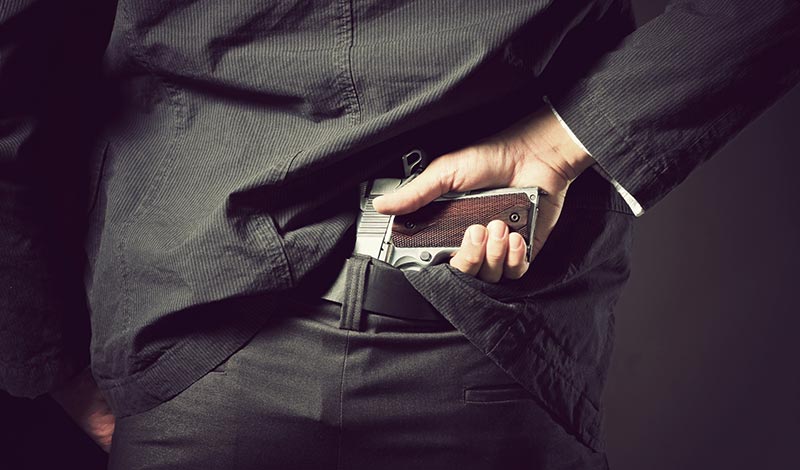 ピストルを持つ男性