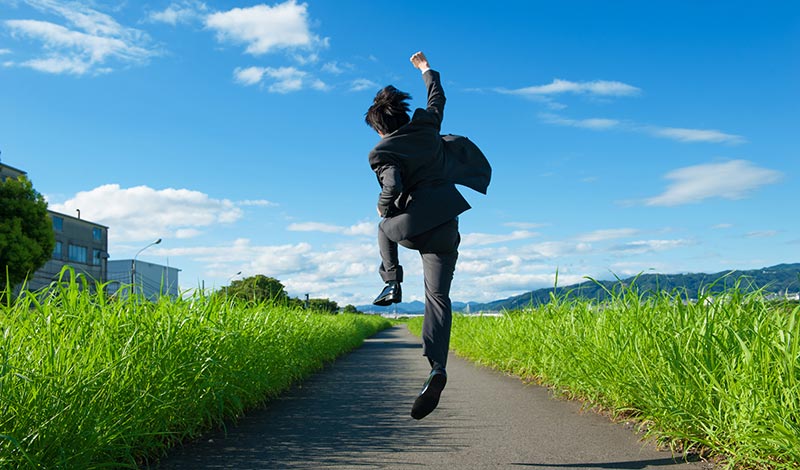 ジャンプする男性