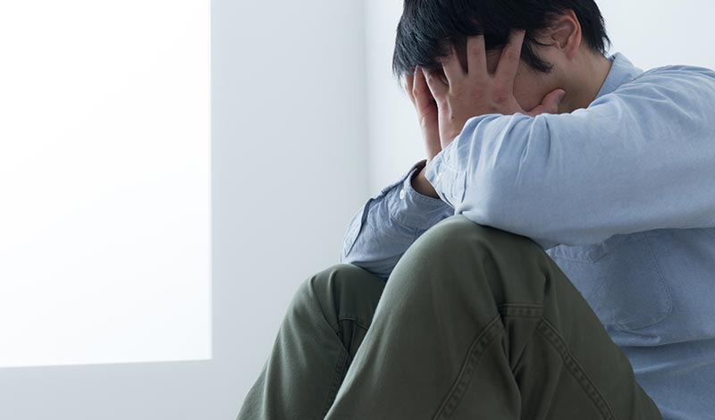 薄毛になやむ男性