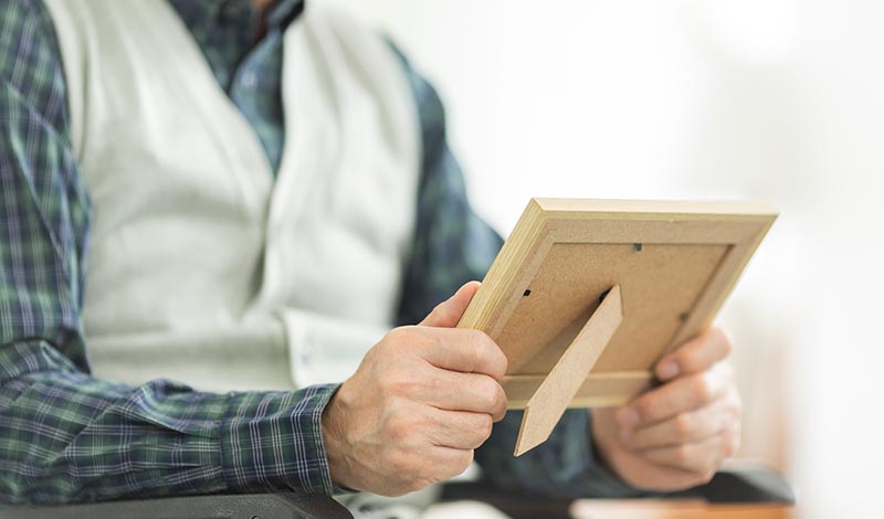 写真を見る男性