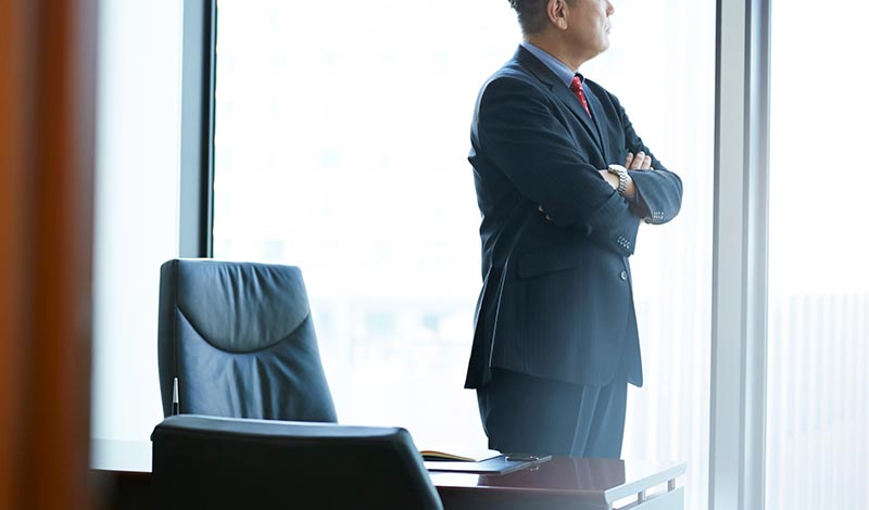 窓の外を見る男性