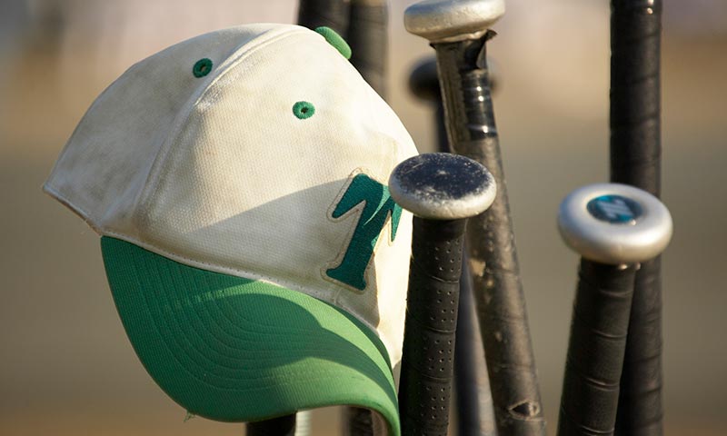 野球帽とバッド